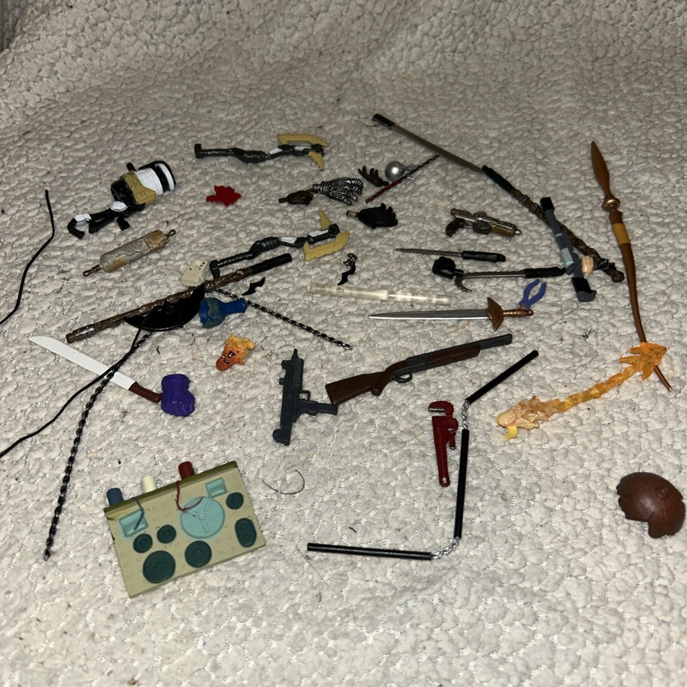 Star Wars And DC Action Figure Accessory & Weapon Lot E3‎